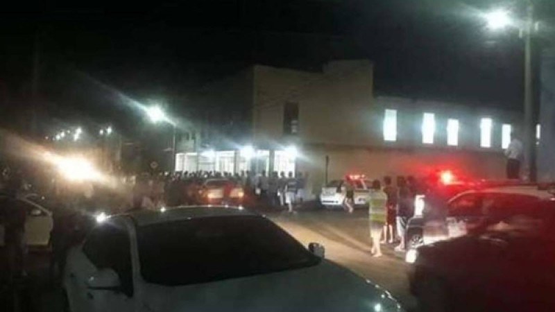 Ер адам шіркеу ішінде әйелімен екі бейтаныс адамдарты атып өлтірген