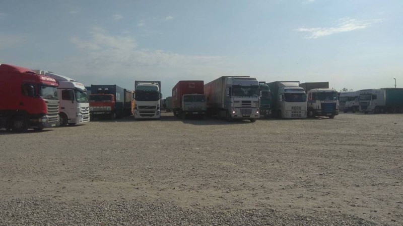 Қырғыз-өзбек шекарасында цемент тиеген жүк көліктерін өткізе бастады