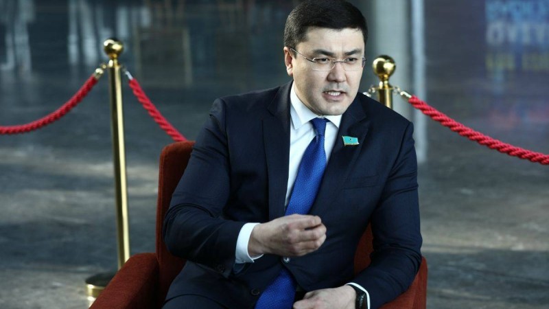 "Марқұм анама тіл тигізді": Көп балалы анаға бөтелкені қайта лақтырған әкім орынбасары әрекетін түсіндірді (видео) - Қазақстан жаңалықтары