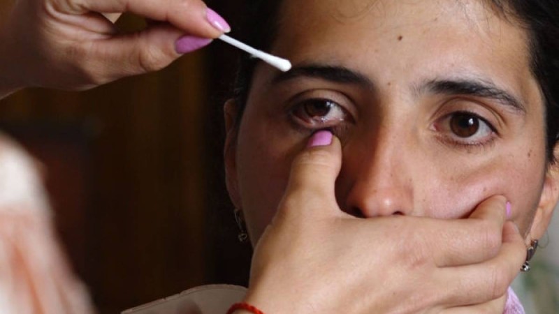 Дәрігерлер "гауһар таспен" жылайтын қыздың сырын түсіне алар емес – видео