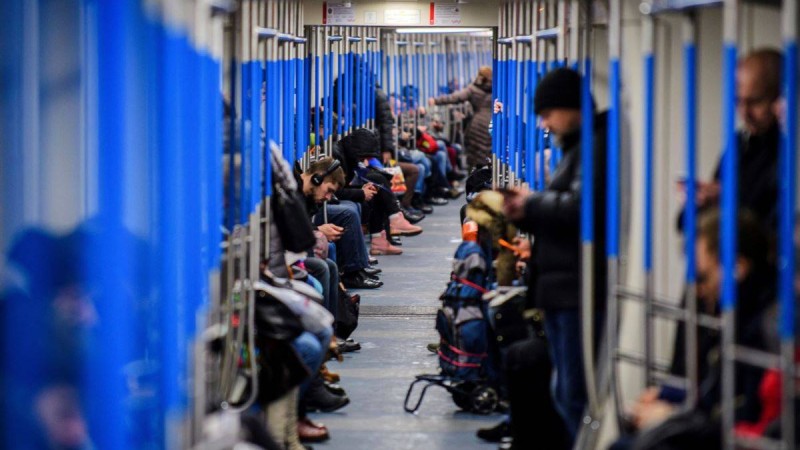 Мәскеу метросында мыңға жуық адам сыртқа шыға алмай қалған