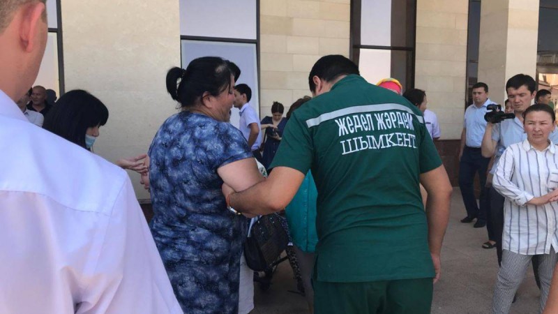 Шымкентте "әкімнің шығуын" талап еткен аналар "аштық жариялады"