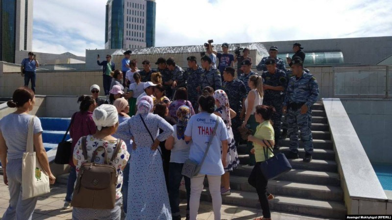 Нұр-Сұлтанда Ақордаға бармақ болған наразы аналарды полиция бөгеді