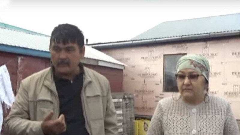 Сол кезде қос дәрігер асханада тамақ ішіп отырған