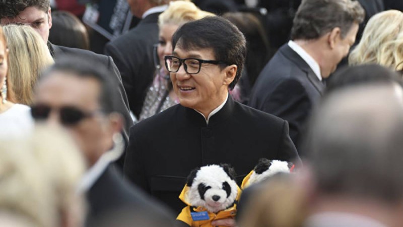 Джеки Чан Абайдың өлеңін қытайша оқыды (ВИДЕО)