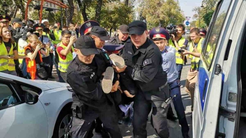 Нұр-Сұлтандағы митинг кезінде 50-ге жуық адам ұсталды
Олардың төртеуі әкімшілік жауаптылыққа тартылған