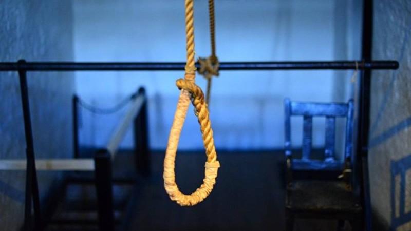 Алматыда ер адам ойын алаңында асылып қалды