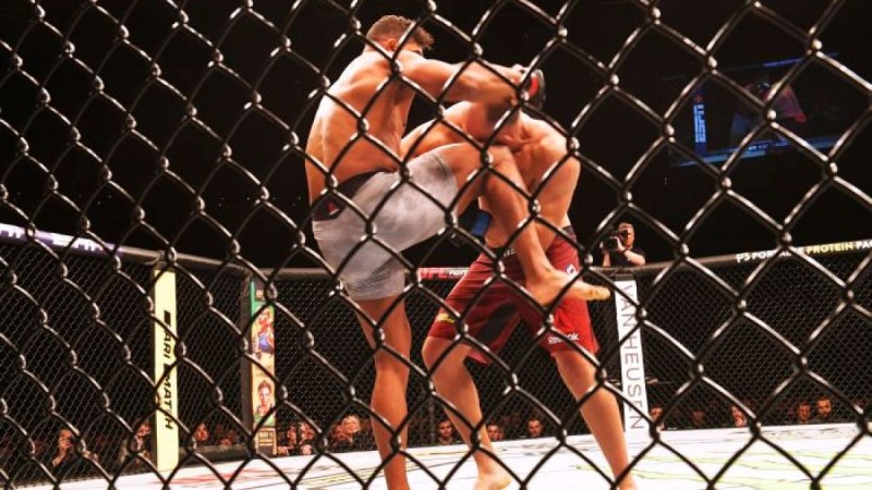 UFC-дің басты жекпе-жегі жанжалмен аяқталды – видео