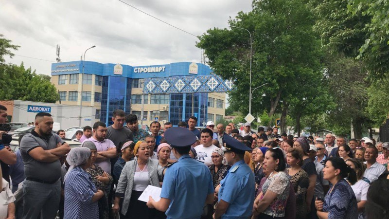 Шымкентте жүзге тарта адам "әділетсіз" сот үкіміне наразылық білдірді