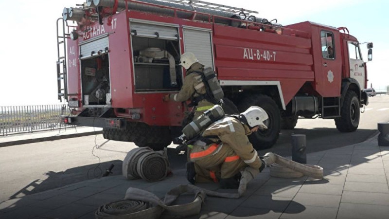 Арыста өрт басталды: аспанды қою қара түтін басты – видео