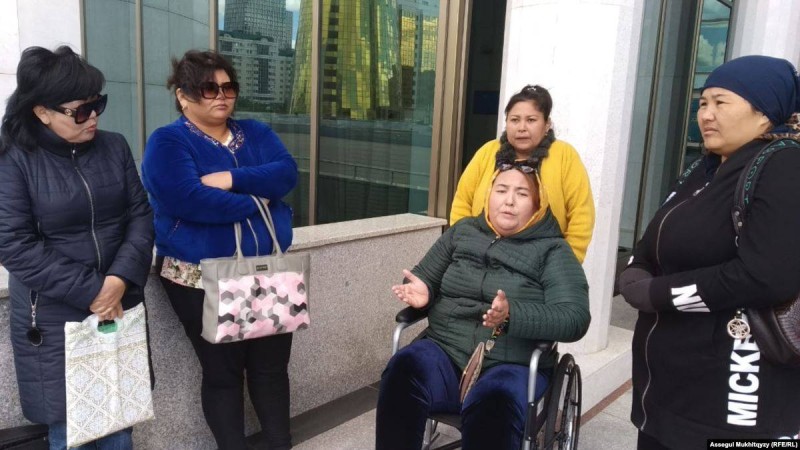 Шымкент әкімінің "уәдесіне тойған" аналар Нұр-Сұлтандағы сенатқа келді