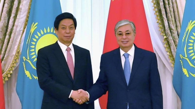 Тоқаев Қытай заң шығарушы органының басшысымен кездесті