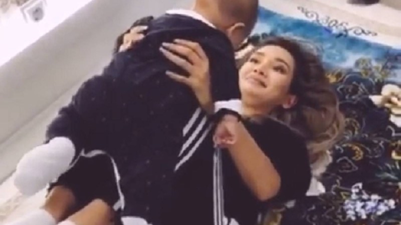 ​Баласымен ойнаған Байзақова елді сүйсінтті