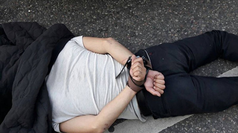 ер адам полиция ұстаған кезде көз жұмды