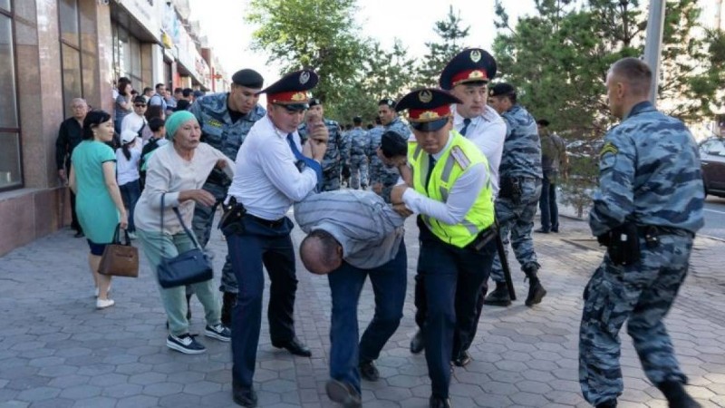 57 адам ұсталған: Министрлік заңсыз митингке шыққандар туралы мәлімдеме жасады
Жекелеген азаматтар елде тыйым салынған экстремистік ұйымның арандатушылығына ерген