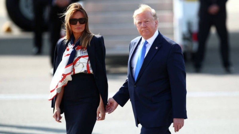 Трамптың әйелі жұрттың алдында ыңғайсыз жағдайға қалды – видео