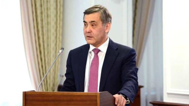 «Әдейі өртеуі мүмкін»: Қорғаныс министрі Арыстағы жарылыстар туралы
Министр жарылыстардың себебі туралы нұсқаларды атады