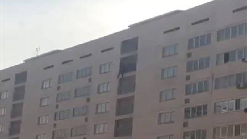 Алматыда ер адам 17-қабаттан секірмекші болды