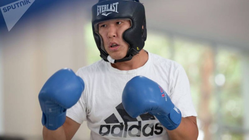 қазақ боксшысы қарсыласының аузындағы капасын ұшырып жіберді – видео