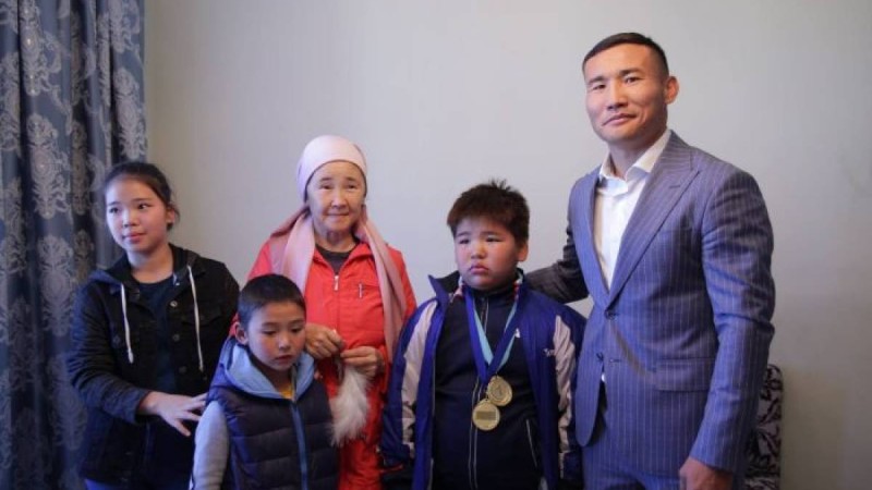 Қанат Ислам астаналық көпбалалы анаға баспана сыйлады