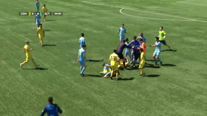 Видеошок: Астана мен Семейдің жас футболшылары алаңда жаппай төбелескен