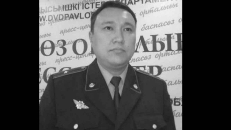 "Өзін қыспақтағанын айтты": Павлодарда полиция қызметкері асылып тұрған жерінен табылды
Марқұмның туыстары оны өзіне қол жұмсауға жеткізген болуы мүмкін деген пікірде