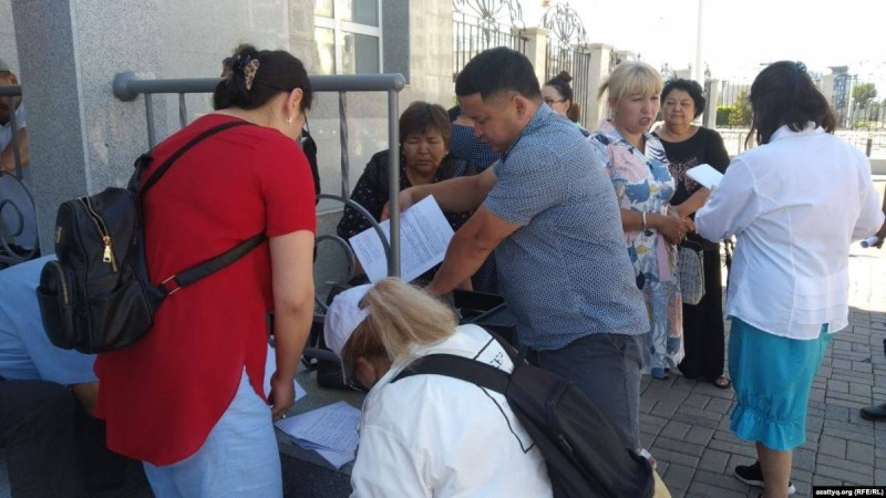 Астанада екі күннен бері жүрген наразылар Назарбаев кеңсесіне барды