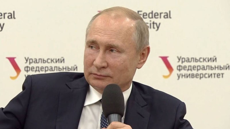 Путинмен кездесуде студент қыз талып қалды