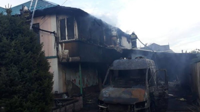 Алматыда жеке тұрғын үй мен үш көлік өртке оранды