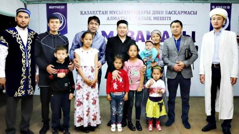 Қуанғаннан жылап жіберді: Қазақстандық жұлдыздар ауыл имамына көлік мінгізді (видео)
                                Жайсан имам осы күнге дейін көптеген отбасыға баспаналы болуға көмектескен