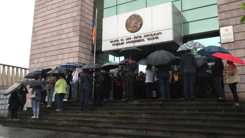 Арменияда Пашинянның жақтастары бірнеше сот ғимаратының алдын жапты