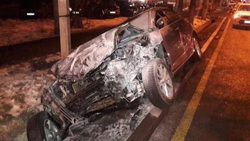 Алматыда бір көлік екіншісін бүйірден соғып, ұшырып жіберді