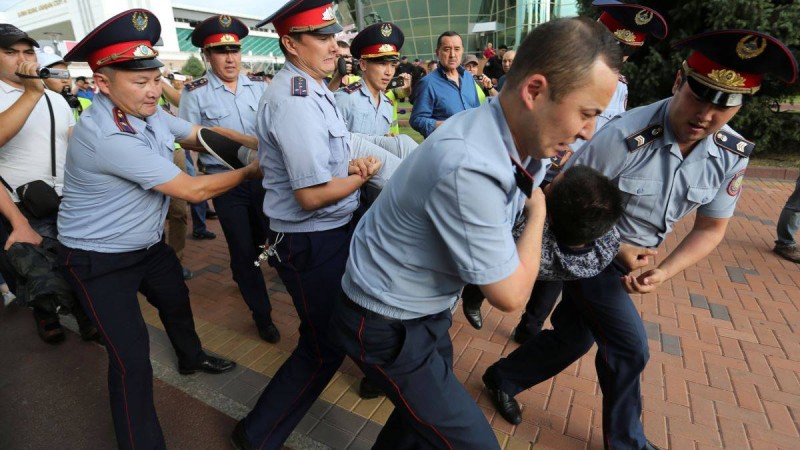 PEN International Қазақстан полициясының наразыларды күштеп ұстауын сынады