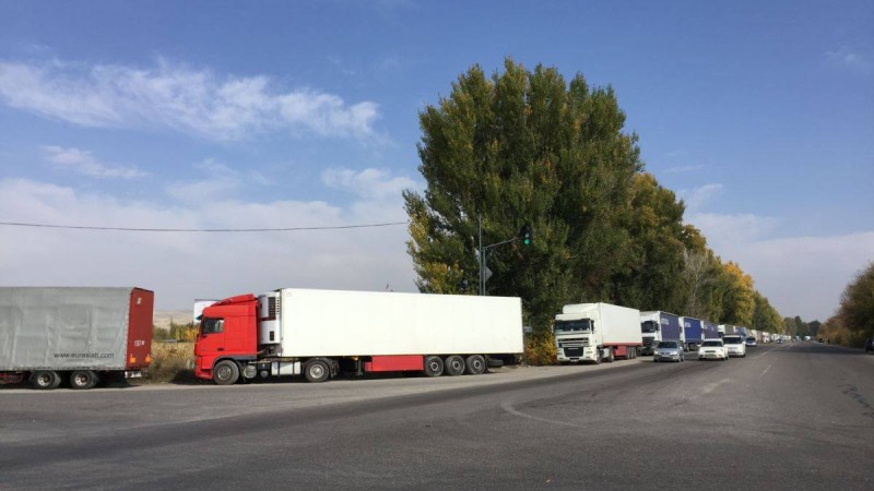 Қазақстанға кірмек болған жүк көліктері қайта бөгеле бастады