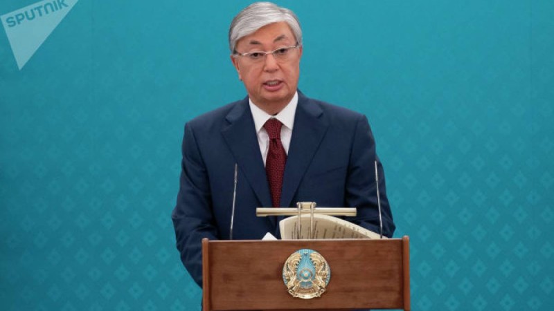 Тоқаев 9 жасар қыздан эстафета қабылдап, Абайдың өлеңін оқыды – видео