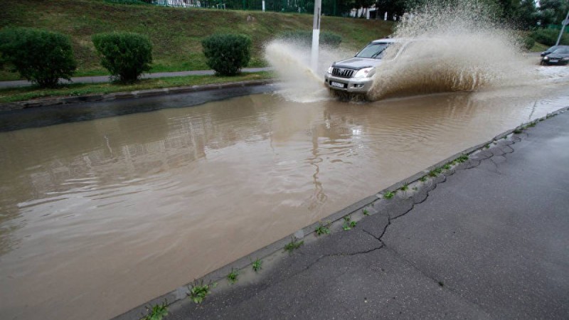 Шымкентте пәтерлерден су сорғалап, көшелерді шайып кетті – видео  