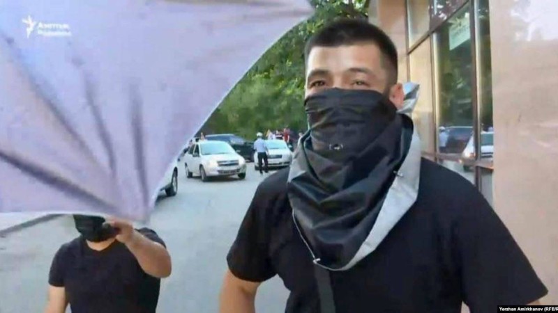 Қолшатырлы адамдардың тілшілерге кедергісін министрлер "байқамаған"