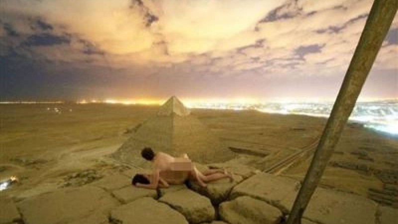 Фотограф Пирамиданың жанында жыныстық қатынасқа түсіп, видеоға түсірген