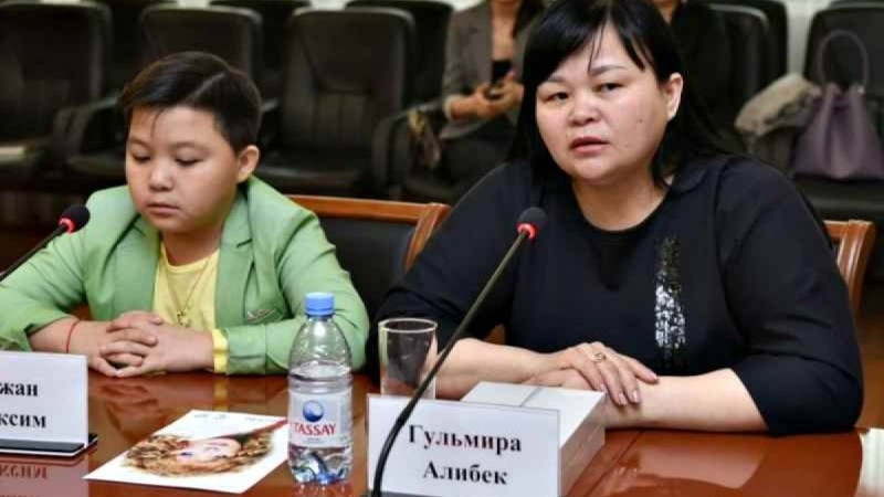 "Мағынасын енді түсіндік": Ержан Максимнің анасы жарнама режиссерімен ұрысып қалғанын айтты
                                Қазақстанда құрылыс компаниясы жас әншінің қатысуымен жарнама ролигін түсірген болатын