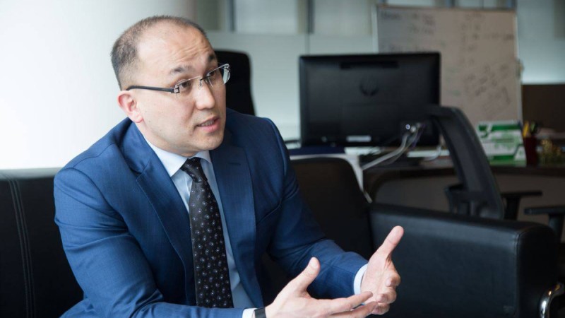 Абаев Азаттық тілшілеріне жасалған кедергі туралы пікір білдірді