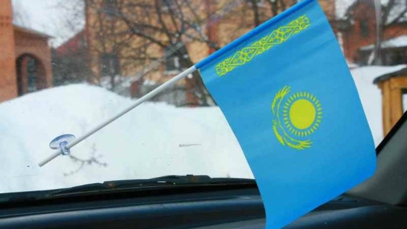 Қазақстандықтарға көлікке мемлекеттік туды ілуге рұқсат берілді