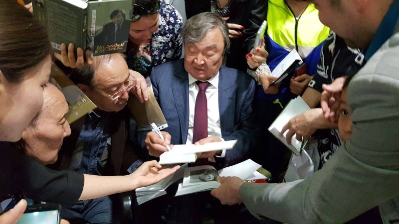83 жасқа толған Олжас Сүлейменов туралы кітаптың тұсаукесері болды