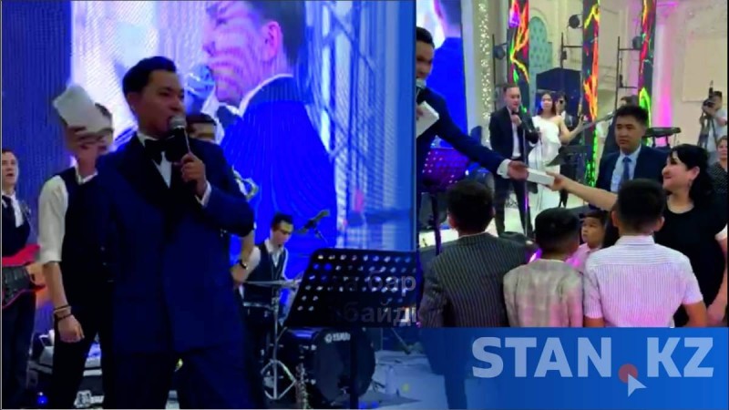 "Садақаның бір түрі": Атырауда олигарх ұлының тойында IPhone-нан шашу шашты (видео) - Қазақстан жаңалықтары