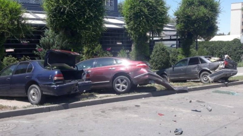 Алматы тұрғыны рөлде қалғып кетіп, бес көліктің быт-шытын шығарды - фото