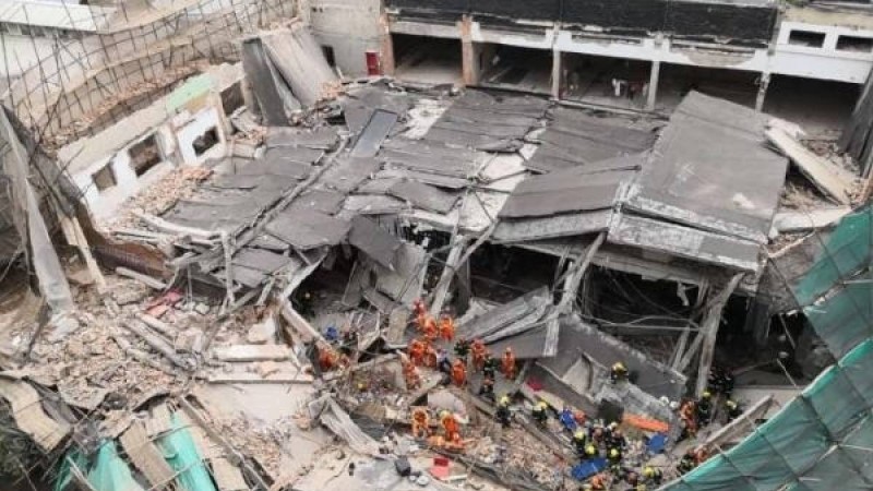 ​Шанхайда ғимарат құлап, астында адамдар қалып қойған