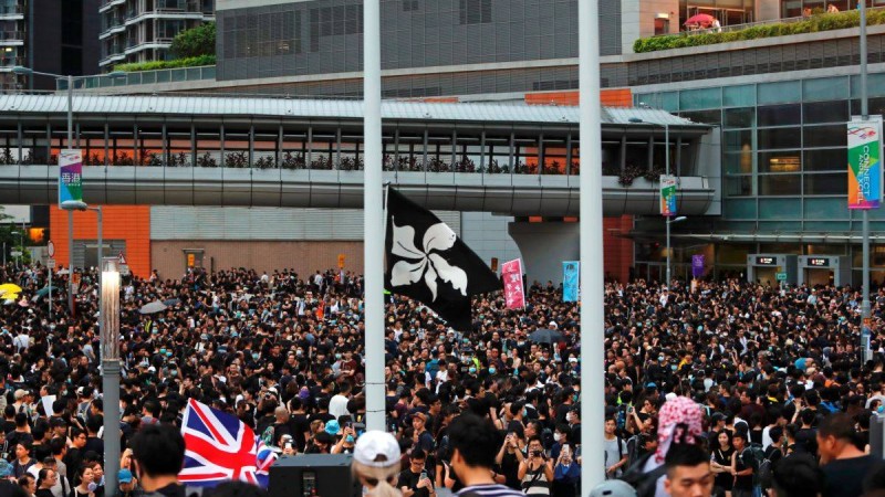 Гонконгте ондаған мың адам тағы да наразылыққа шықты