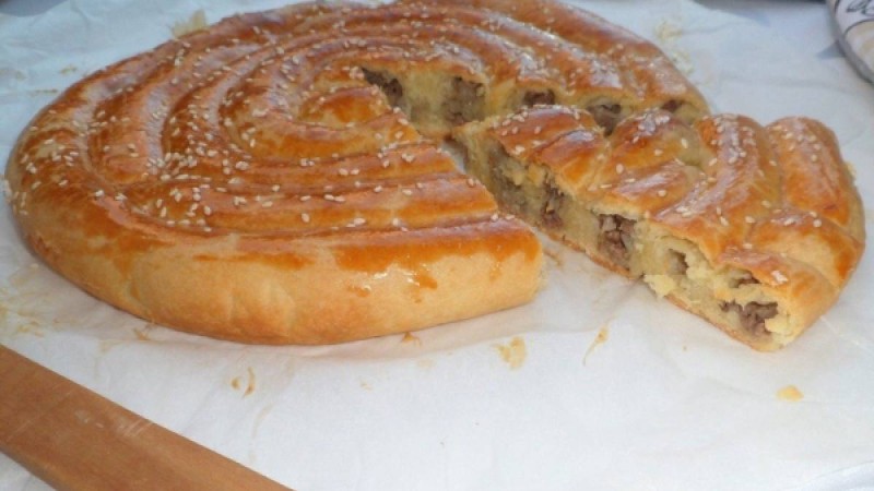 Тартылған еттен жасалған бәліш |