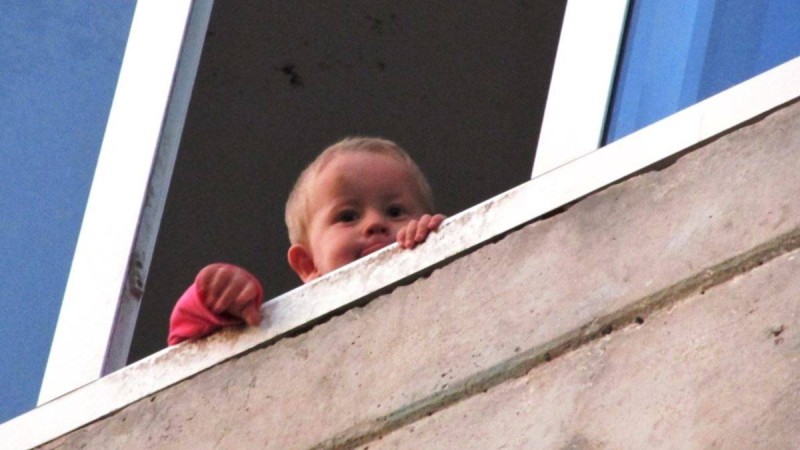 Павлодар облысы мен Қостанайда бір күнде үш бала көп қабатты үй терезесінен құлады