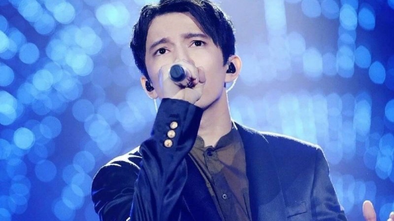 Димаш Құдайберген өзі сияқты ән айтқан қызға іздеу салды (видео)
 Бейнежазба "Яг түүн шиг" таланттар додасынан алынған