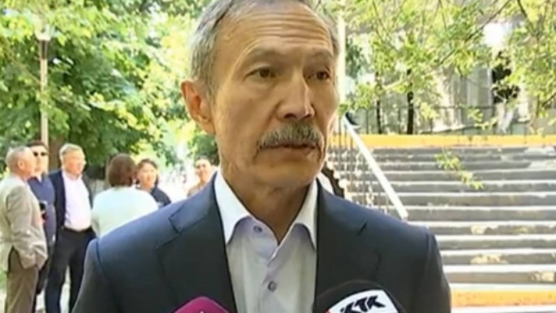 "Олигарх емеспін": Пара беріп ұсталған экс-шенеунік 240 миллион теңге айыппұл төлеуден жалтарды
                                Прокурорға пара бермедім деп ант-су ішкен Серікбол Мусинов өзіне жала жабылғанын айтуда